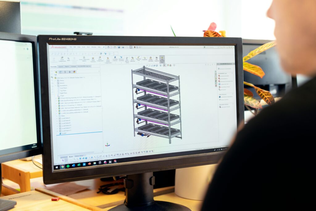 Close-up of an engineer using CAD software for vertical farm design on a desktop computer. CAD-Service, CAD-Konstruktion, Maschinenbau, Anlagenbau, technische Zeichnungen, Dokumentationen, Rendering, technische Animationen, Animationen, 3D-Druck, 3d-Print, additive Fertigung,