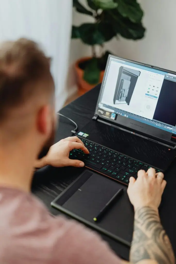 Creative individual using laptop and graphic tablet for 3D modeling indoors. Ideal for workstation concepts. Inventor, Planung , Beratung , Projektplanung, Projekt, Projektmanagement,